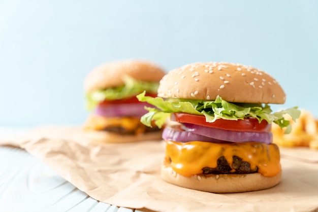 frischer leckerer Beef Burger mit Käse und Pommes