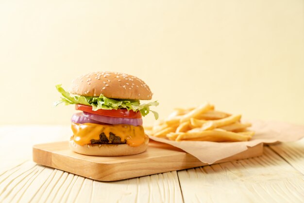 frischer leckerer Beefburger mit Käse und Pommes Frites