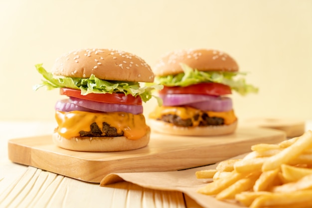 frischer leckerer Beefburger mit Käse und Pommes Frites