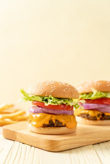 frischer leckerer Beefburger mit Käse und Pommes Frites