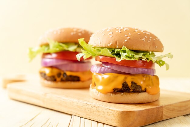 frischer leckerer Beefburger mit Käse und Pommes Frites