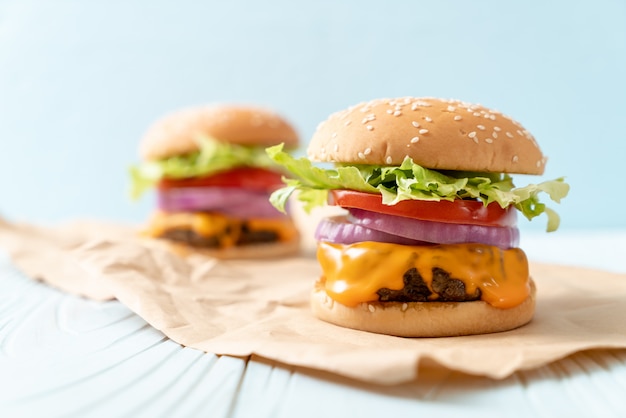 frischer leckerer Beefburger mit Käse und Pommes Frites