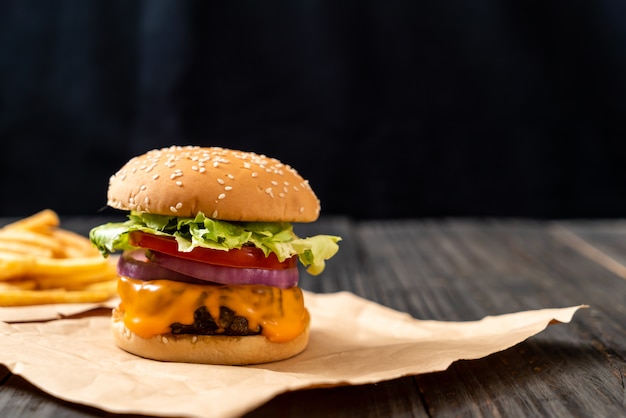 frischer leckerer Beefburger mit Käse und Pommes Frites