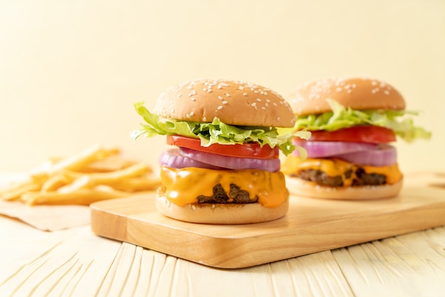 frischer leckerer Beefburger mit Käse und Pommes Frites