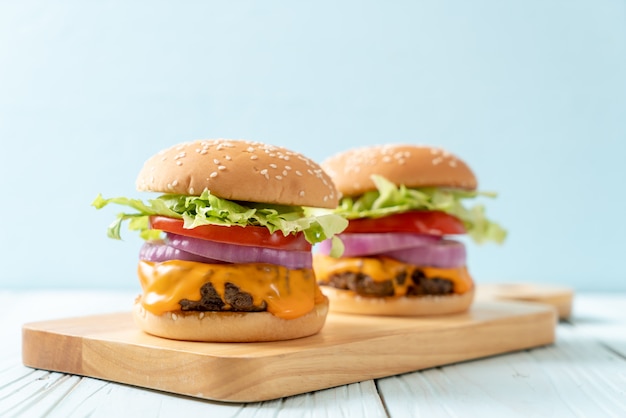 frischer leckerer Beefburger mit Käse und Pommes Frites