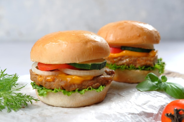 frischer leckerer Burger auf weißem Hintergrund