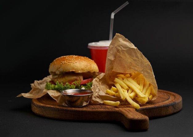 Frischer leckerer Burger und Pommes Frites auf Holztisch