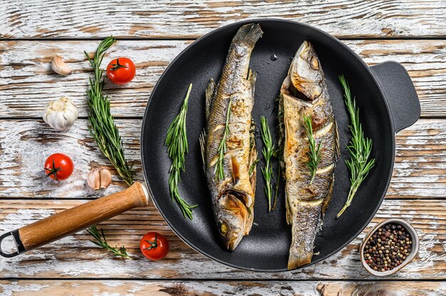 Frischer leckerer Fisch mit Gewürzen auf dem Tisch