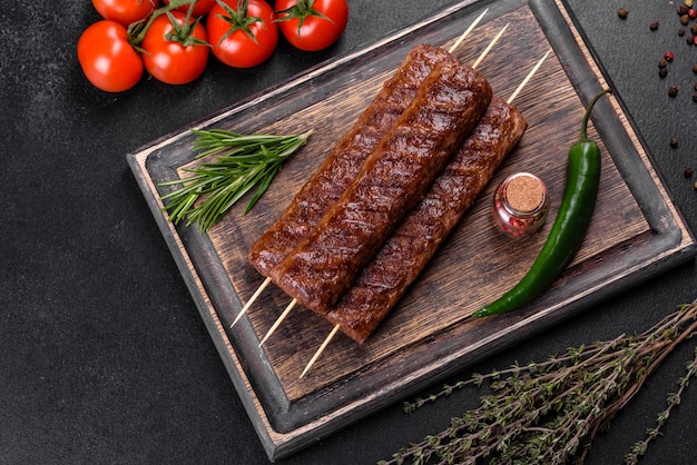 Frischer leckerer Kebab mit Gewürzen und Kräutern gegrillt. Gegrilltes Fleischgericht