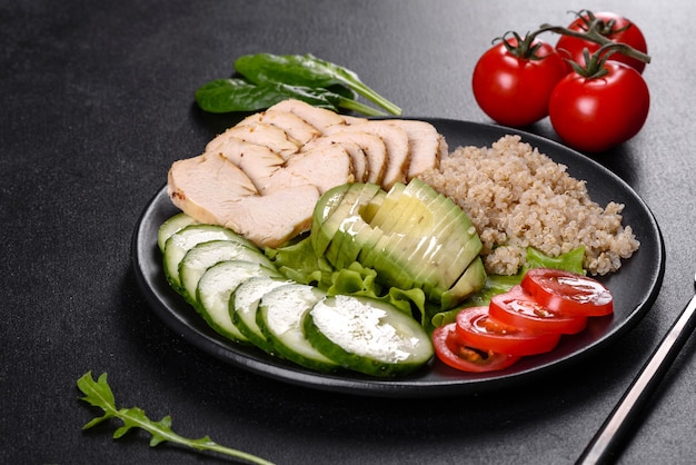 Frischer leckerer Salat mit Quinoa, Hühnchen und frischem Gemüse auf einem Teller