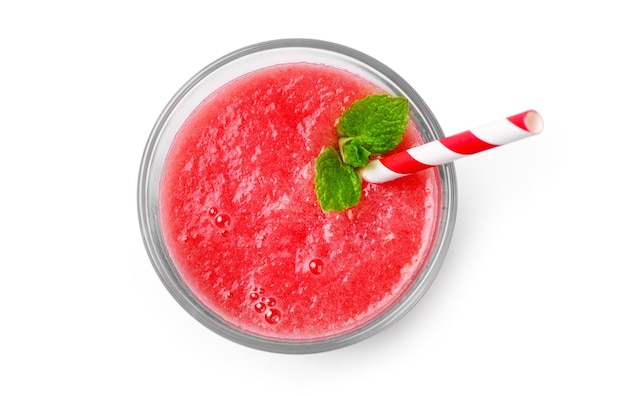 Frischer leckerer Wassermelonen-Smoothie im Glas mit Strohhalm isoliert auf weißem Hintergrund. Ansicht von oben.