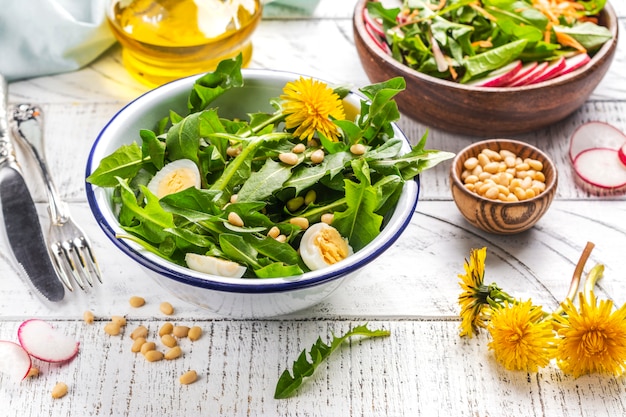 Frischer Löwenzahnsalat