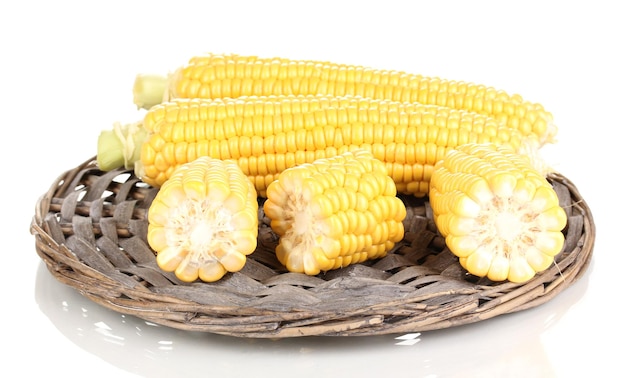 Frischer Mais auf Weidenmatte getrennt auf Weiß