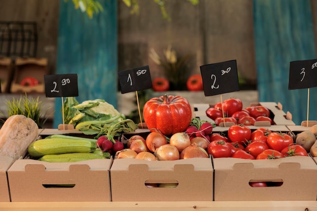 Frischer Marktplatz für kleine Unternehmen mit farbenfrohen Produkten und gesunden Bio-Produkten aus eigenem Anbau. Bio-Tomaten, Zwiebeln, Zucchini, Kürbis oder Kürbis, die auf dem natürlichen Öko-Bauernmarkt verkauft werden.