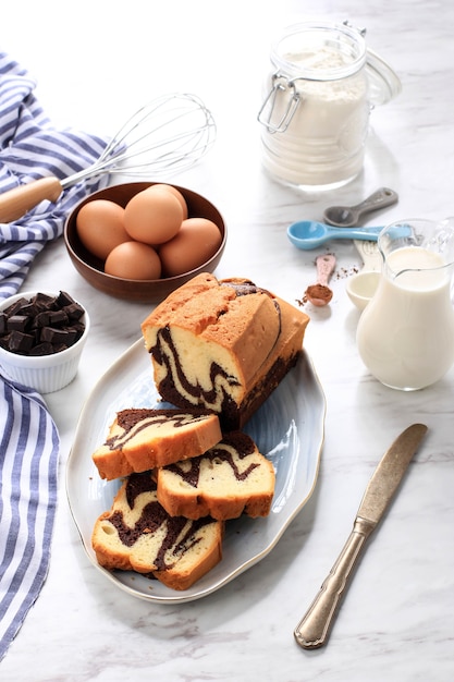 Frischer Marmer-Kuchen, hausgemachter, in Scheiben geschnittener Marmorkuchen aus zwei verschiedenen Farben von Teig, Schokolade und Pfund-Schwamm-Kuchen. Weißes Konzept der Bäckerei