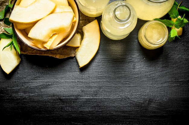 Frischer Melonensaft mit Zweigen frischer Minze.