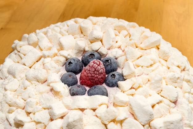 Frischer Meringekuchen auf dem Holztisch