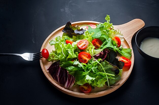 Frischer Mischgemüsesalat auf einer hölzernen Platte