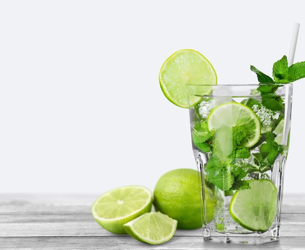 Frischer Mojito-Cocktail im Hintergrund.