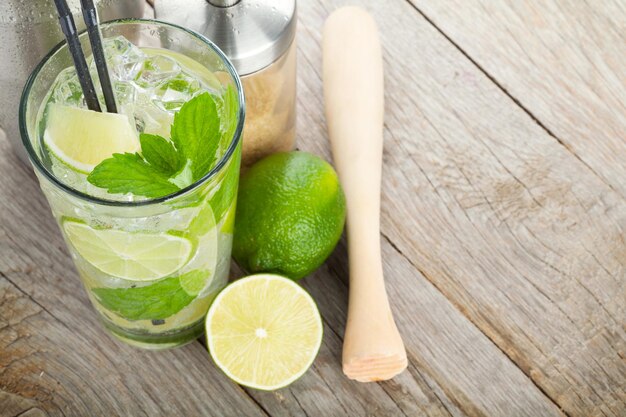 Frischer Mojito-Cocktail und Barutensilien