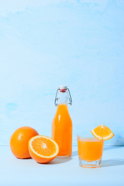 Frischer natürlicher Orangensaft auf dem Tisch. Gesundes Getränk.