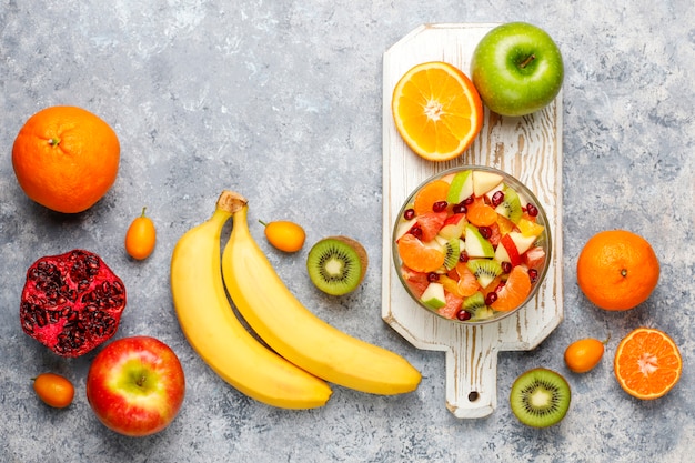 Frischer Obstsalat in der Schüssel mit frischen Früchten.