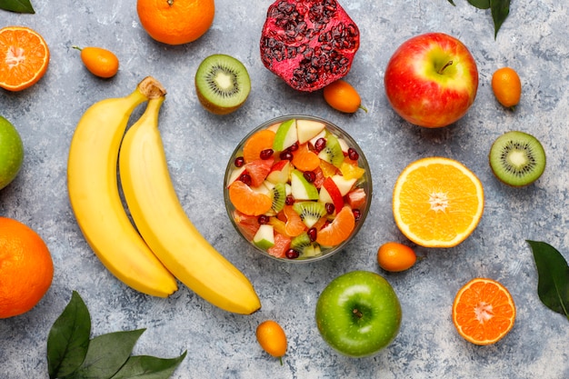 Frischer Obstsalat in der Schüssel mit frischen Früchten.