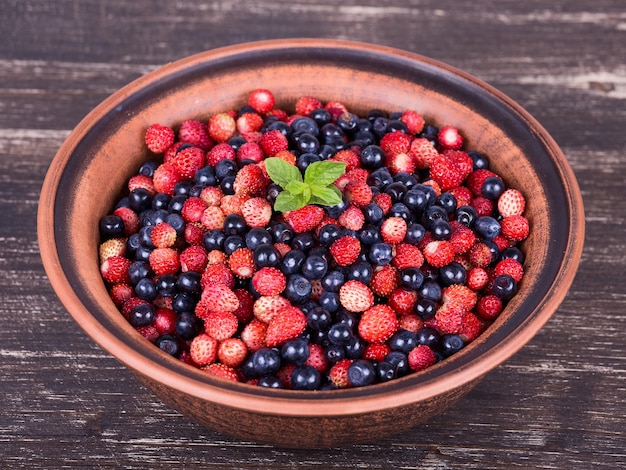 Frischer Obstsalat mit Erdbeeren und Heidelbeeren Waldbeere