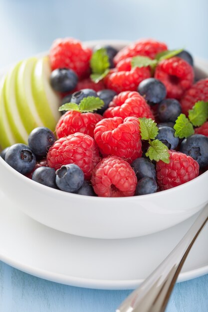 Frischer Obstsalat mit Himbeer-Blaubeer-Apfel