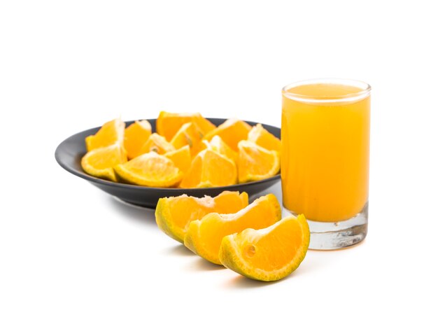 Frischer orange Fruchtsaft und Scheiben von Orange