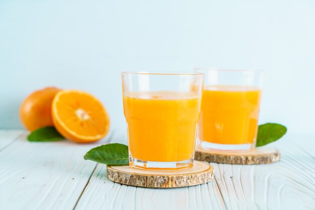 Frischer Orangensaft auf Holzhintergrund