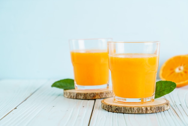 Frischer orangensaft auf holzhintergrund