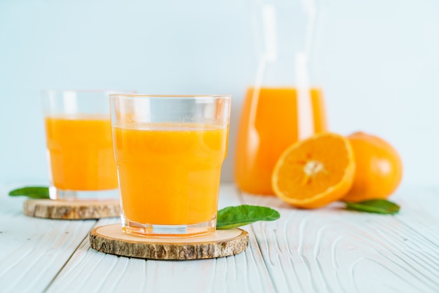 Frischer Orangensaft auf Holzhintergrund