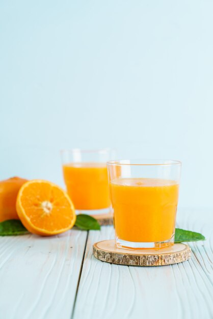 Frischer Orangensaft auf Holzhintergrund