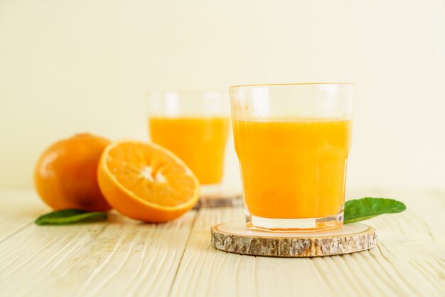 Frischer Orangensaft auf Holzhintergrund