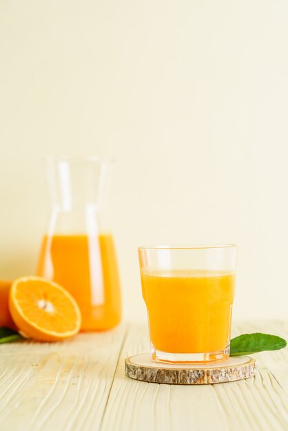 Frischer Orangensaft auf Holzhintergrund