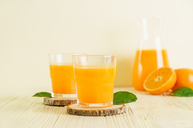 Frischer Orangensaft auf Holzhintergrund