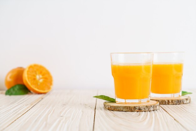 Frischer Orangensaft auf Holzhintergrund