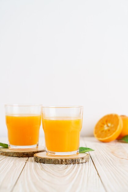 Frischer Orangensaft auf Holzhintergrund