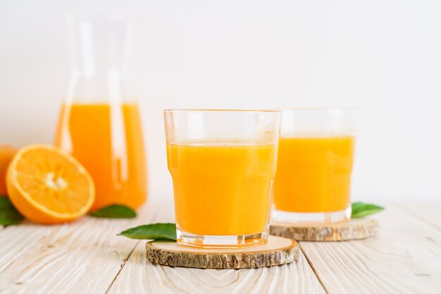 Frischer Orangensaft auf Holzhintergrund