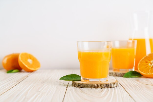 Frischer Orangensaft auf Holzhintergrund