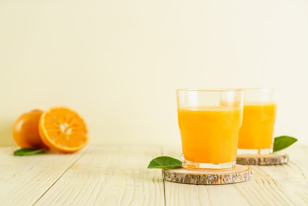 Frischer Orangensaft auf Holzoberfläche