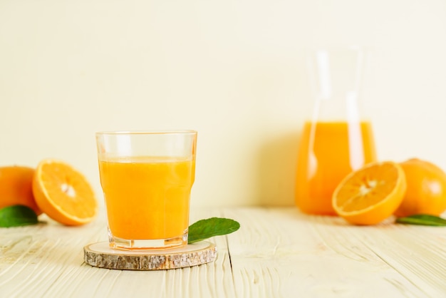 Frischer Orangensaft auf Holzoberfläche