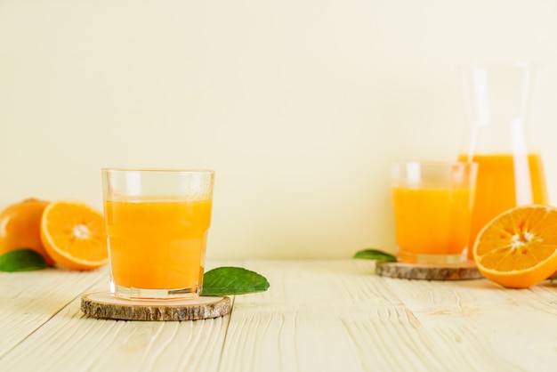 Frischer Orangensaft auf Holzoberfläche