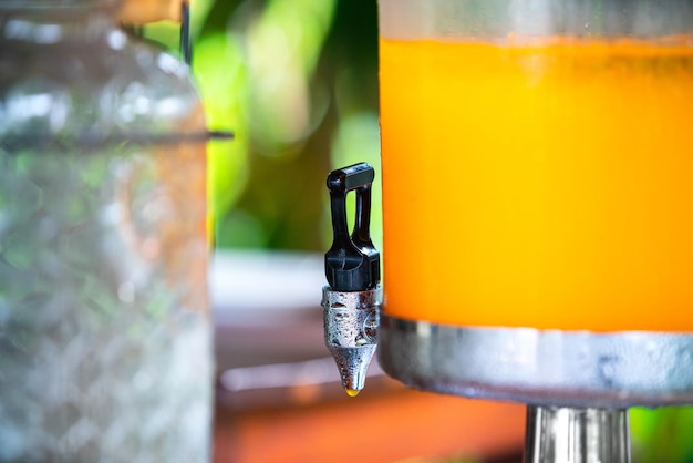 Frischer Orangensaft aus frischer Orange mit hohem Vitamin-C-Gehalt vom Bauernhof im Krug oder Glas für Frische am Morgen beim Frühstück im Restaurang Hotel und Resort für Gesundheit