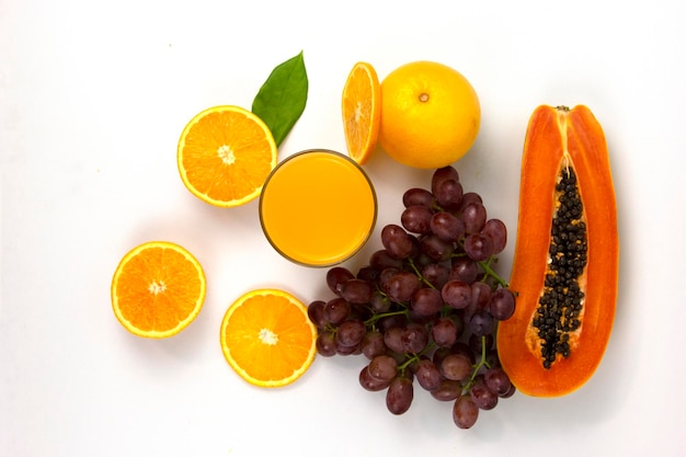 Frischer Orangensaft im Glas isoliert auf weißem Hintergrund frisch gepresster Orangensaft mit Trauben