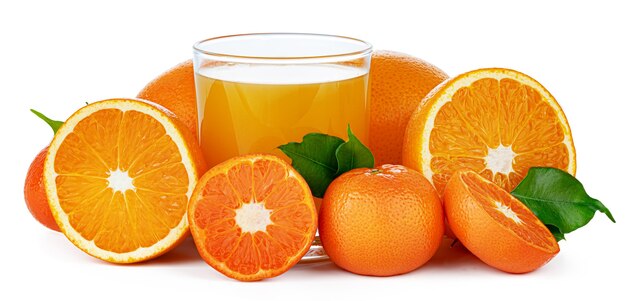 Frischer Orangensaft im Glas lokalisiert auf weißem Hintergrund