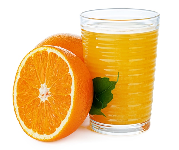 Foto frischer orangensaft im glas lokalisiert auf weißem hintergrund