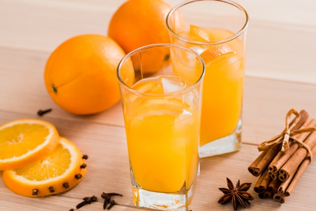 Frischer Orangensaft im Glas