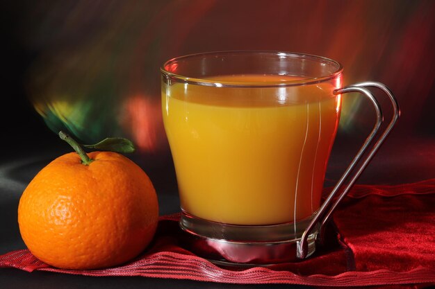 Frischer Orangensaft im Glasbecher